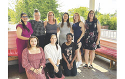 L’équipe d’Espoir Rosalie (Wafa Bouslih, Isabelle Chandru, Geneviève Bériault, Maryka Masson, Daphney Courville, Émilie Charrette, Kiesha Laguerre, Jessyka Gagnon et Furuha Byamungua) prendra part à la marche « La rue, la nuit, les femmes sans peur », le 18 septembre, à Gatineau. Crédit photo : Gracieuseté