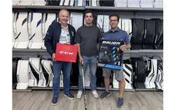 (From left to right): Martin Lelièvre, president of the Aylmer minor hockey association, next to Hendrix Lapierre, professional player for the Washington Capitals, and Simon Talbot, co-owner of Duguay Sports Excellence, during the filming of the promotional video (September 29, 2025). Photo: Courtesy of AKCENT agency