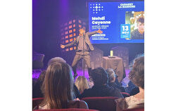 Légende photo : L’artiste invité Mehdi Cayenne interprétant sa chanson Comment faire lors du lancement de la programmation 2026-2027 des salles de spectacle de la ville de Gatineau, le mercredi 27 mai. Crédit photo : Jude Osmond