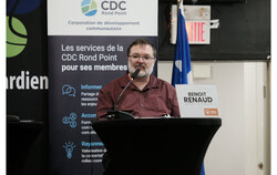 Le candidat de Québec Solidaire, Benoît Renaud, écoute attentivement la question qui lui est posée. Photo : Christian Rochefort