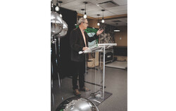Le conseiller municipal de Hull-Wright Steve Moran s’adressant au public. Photo : Collège Universel